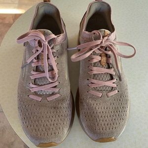 Pink Brooks Levitate Size 9